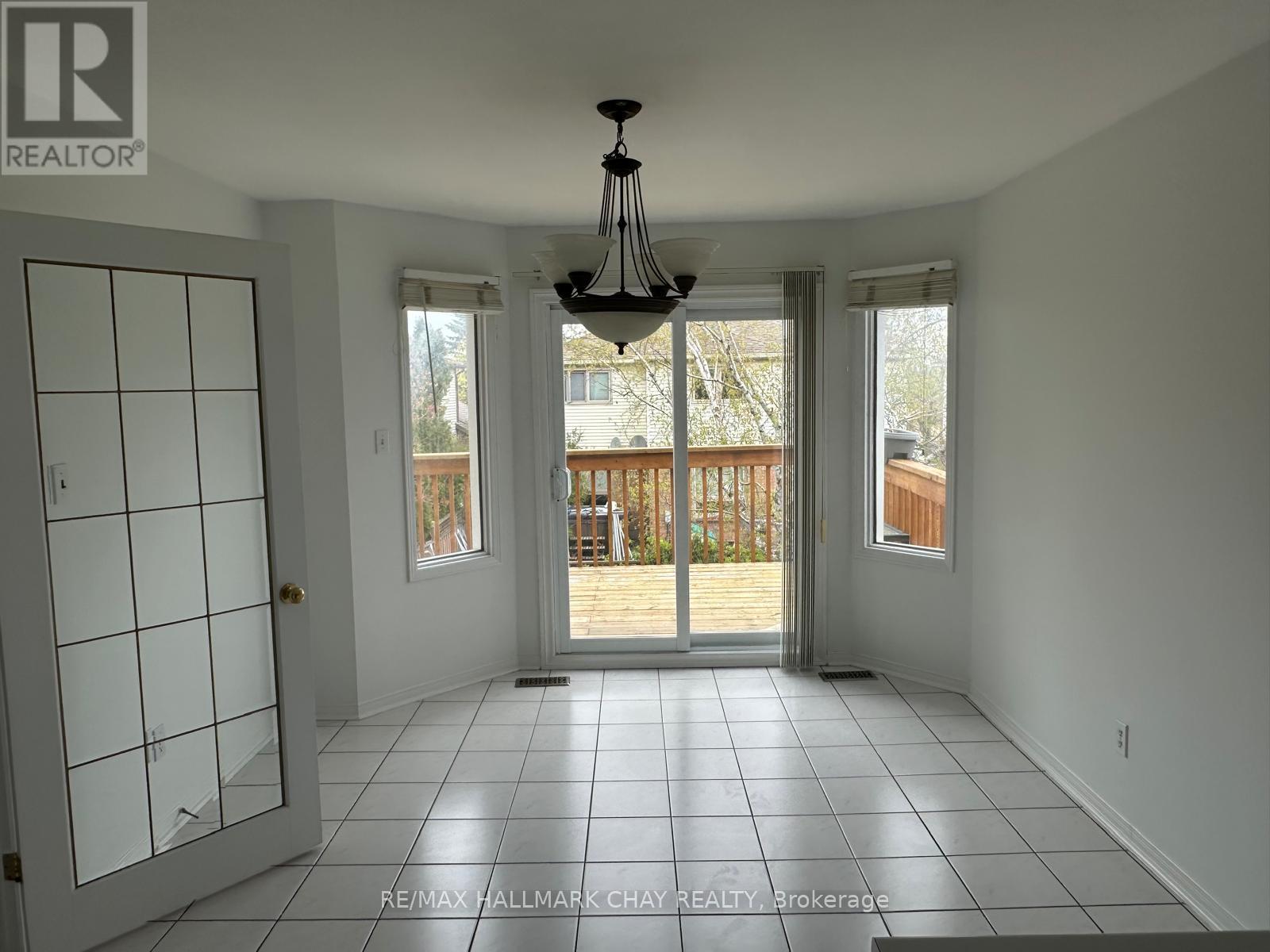 Upper - 16 Cuthbert Street, Barrie (Ardagh), Ontario  L4N 6X7 - Photo 6 - S13127892