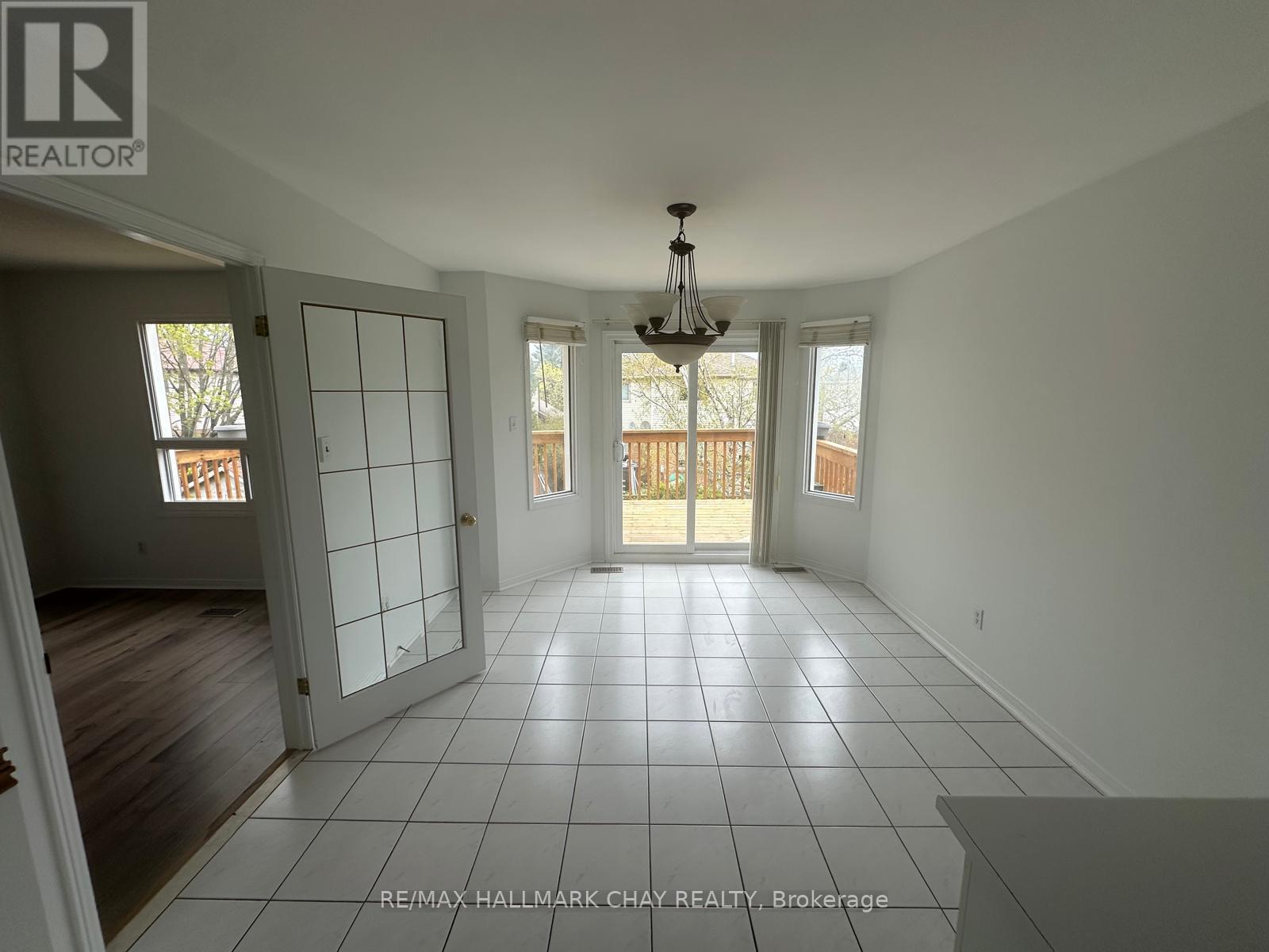 Upper - 16 Cuthbert Street, Barrie (Ardagh), Ontario  L4N 6X7 - Photo 7 - S13127892