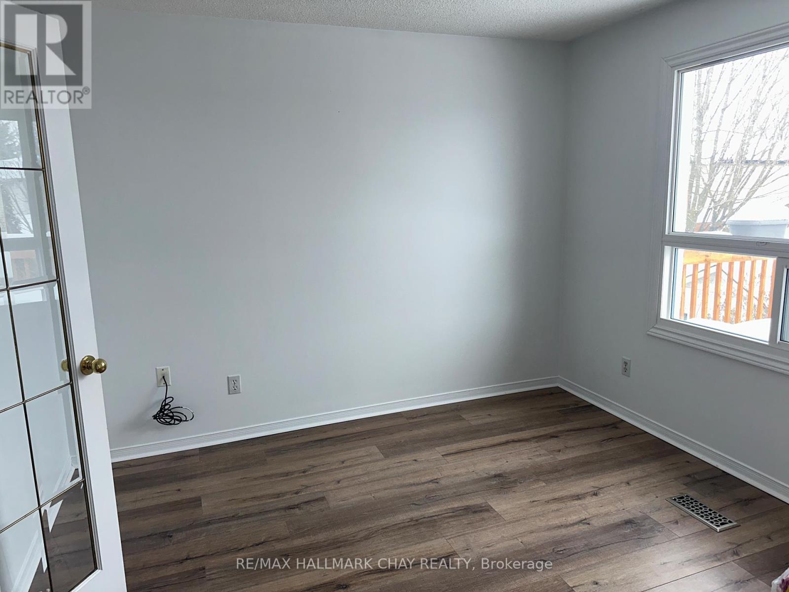 Upper - 16 Cuthbert Street, Barrie (Ardagh), Ontario  L4N 6X7 - Photo 8 - S13127892