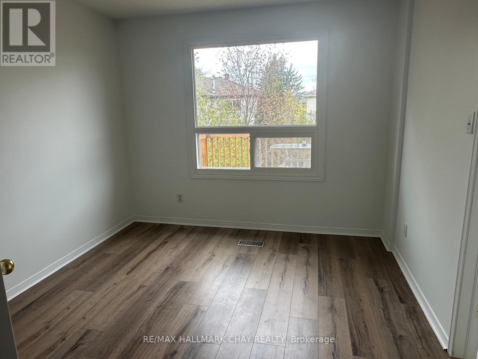 Upper - 16 Cuthbert Street, Barrie (Ardagh), Ontario  L4N 6X7 - Photo 9 - S13127892