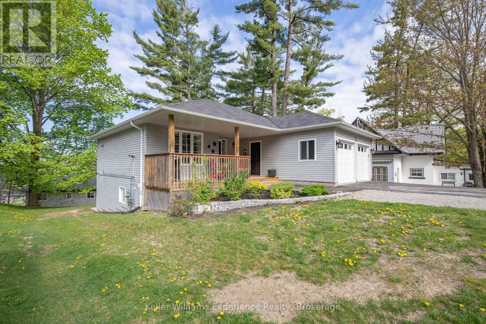 10 Clarence Avenue, Penetanguishene, Ontario  L9M 1A9 - Photo 2 - S13128282