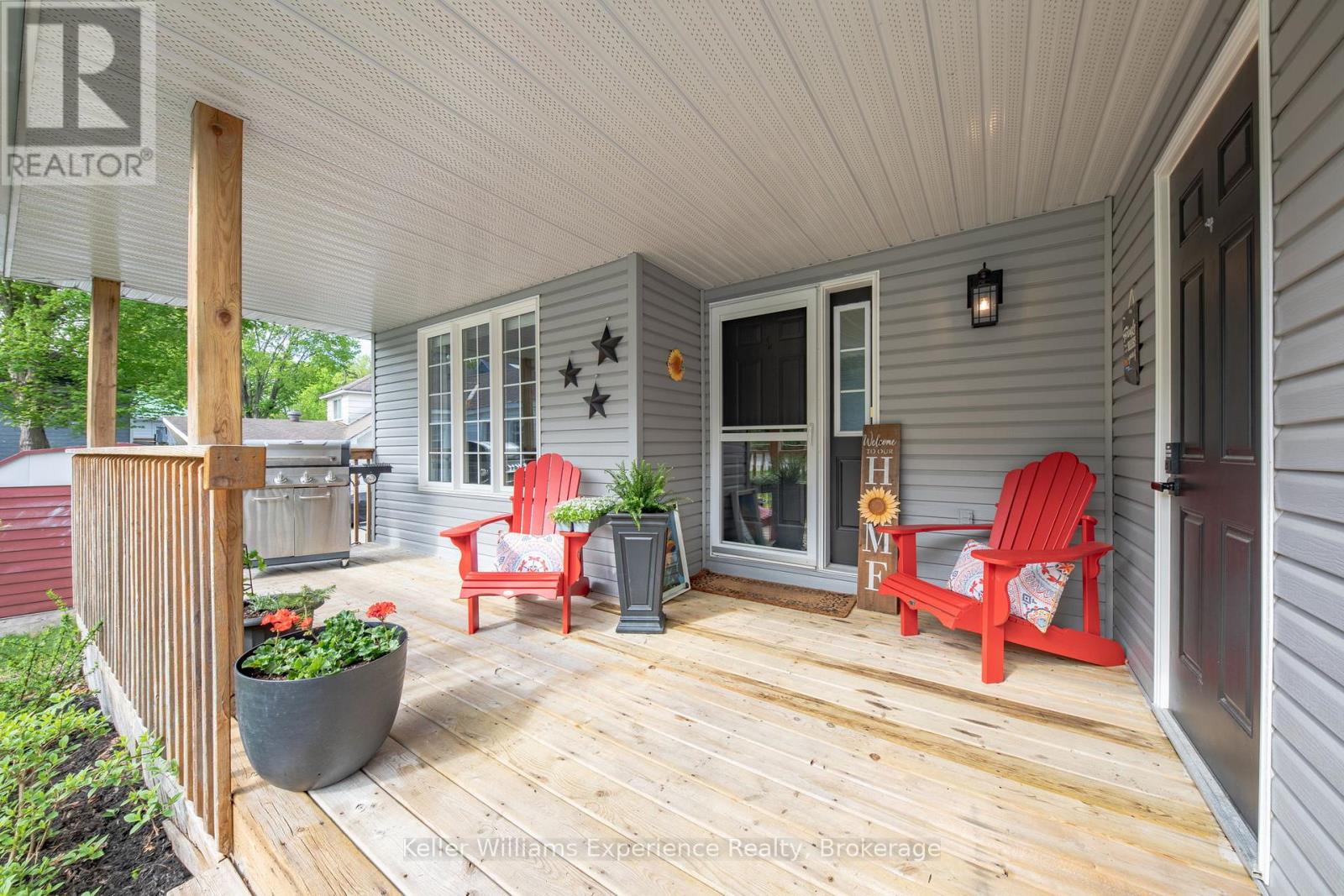 10 Clarence Avenue, Penetanguishene, Ontario  L9M 1A9 - Photo 3 - S13128282