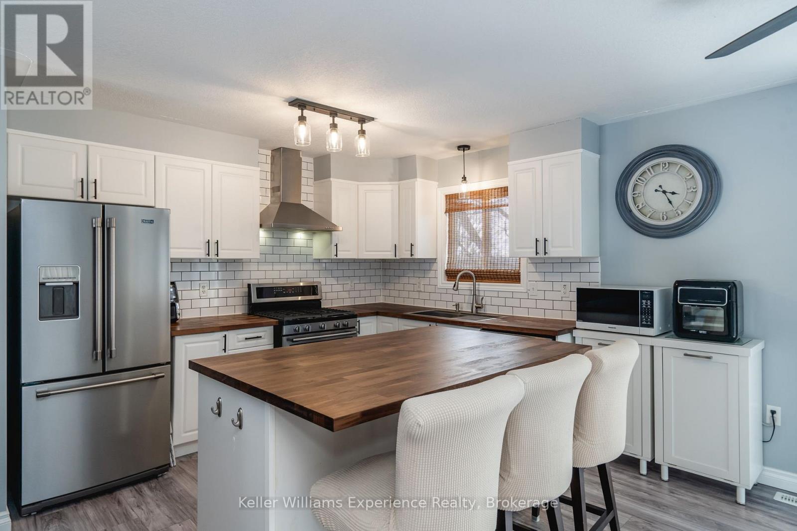 10 Clarence Avenue, Penetanguishene, Ontario  L9M 1A9 - Photo 5 - S13128282
