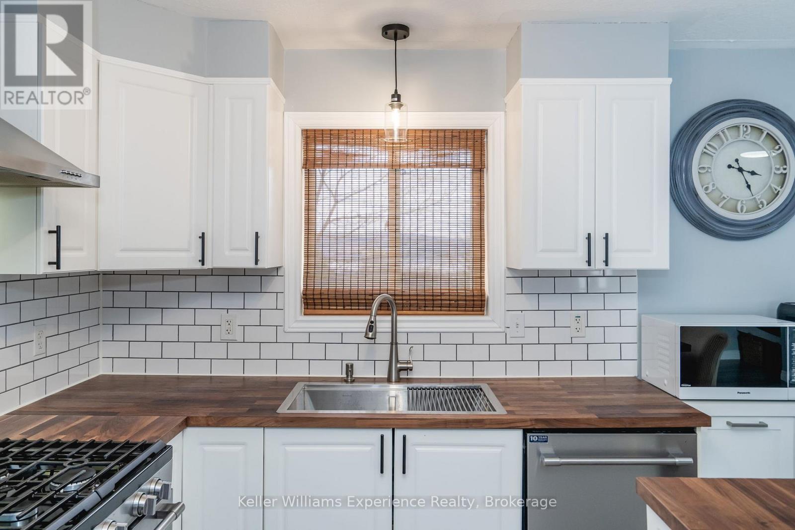 10 Clarence Avenue, Penetanguishene, Ontario  L9M 1A9 - Photo 6 - S13128282