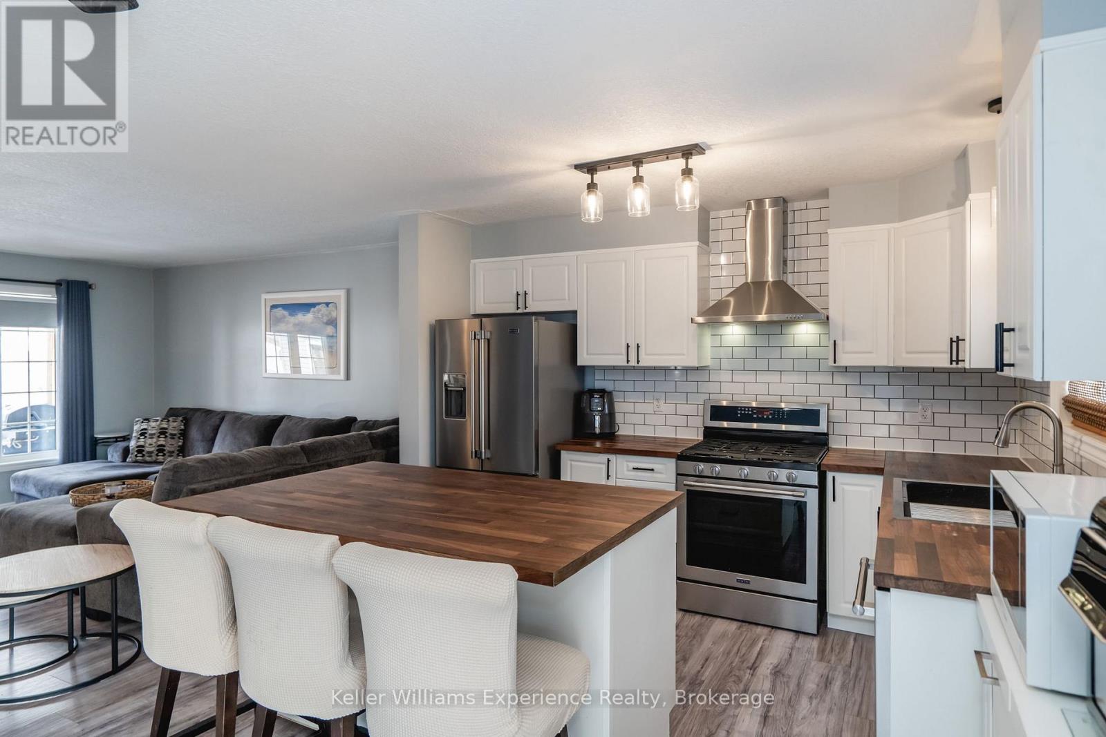 10 Clarence Avenue, Penetanguishene, Ontario  L9M 1A9 - Photo 7 - S13128282