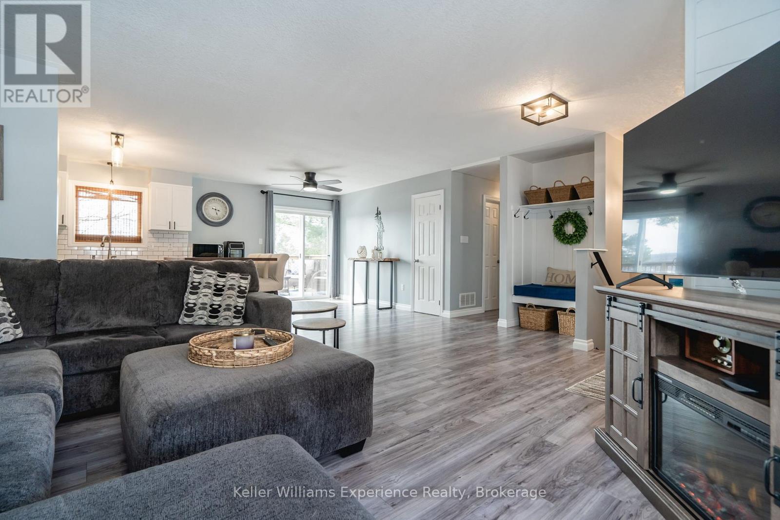 10 Clarence Avenue, Penetanguishene, Ontario  L9M 1A9 - Photo 9 - S13128282