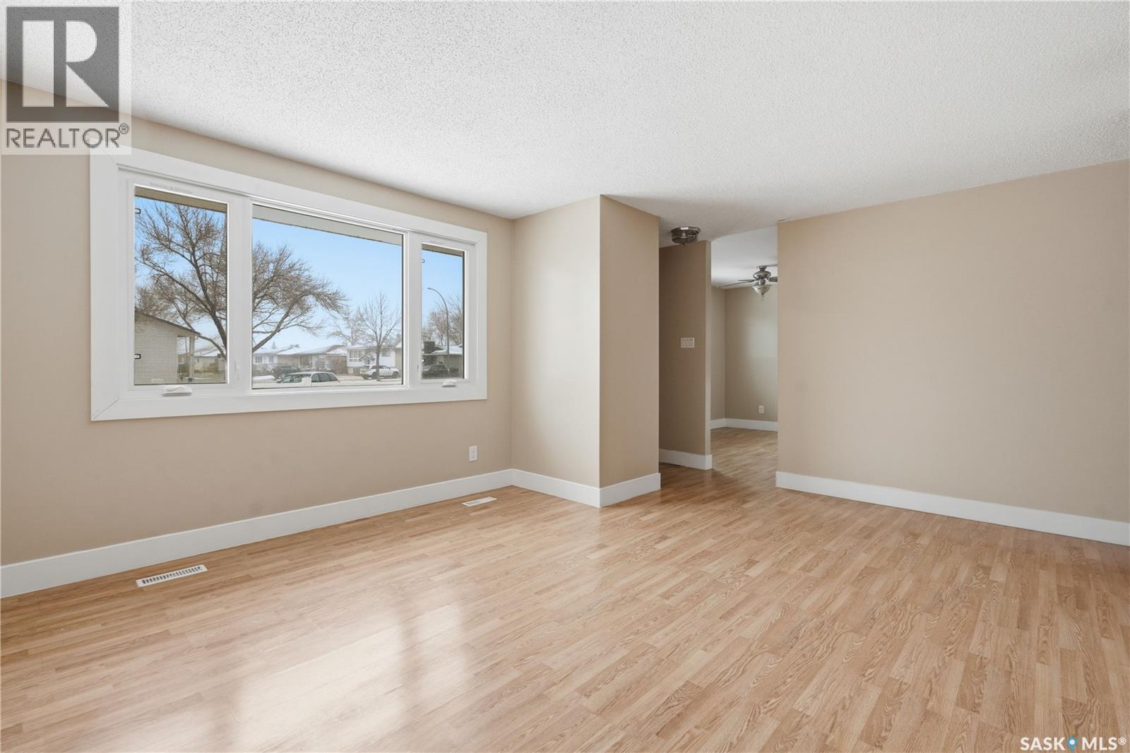 94 Lloyd Crescent, Regina, Saskatchewan  S4R 6C1 - Photo 2 - SK033909