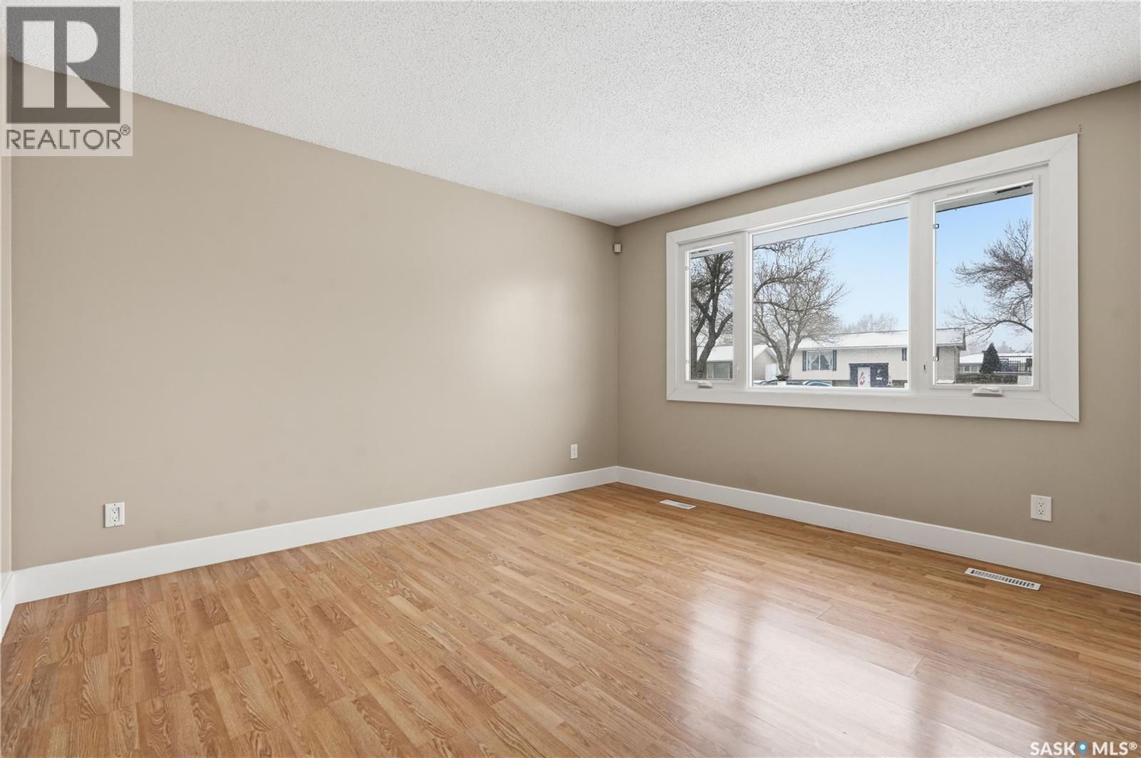 94 Lloyd Crescent, Regina, Saskatchewan  S4R 6C1 - Photo 4 - SK033909