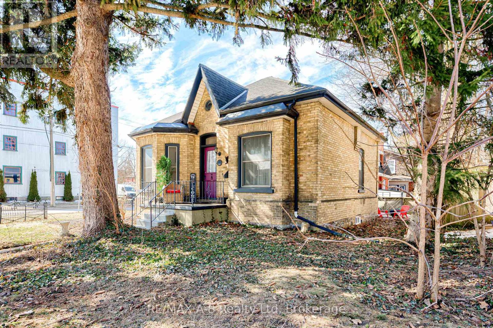 246 Wellington Street, Stratford, Ontario  N5A 2L6 - Photo 2 - X13127950