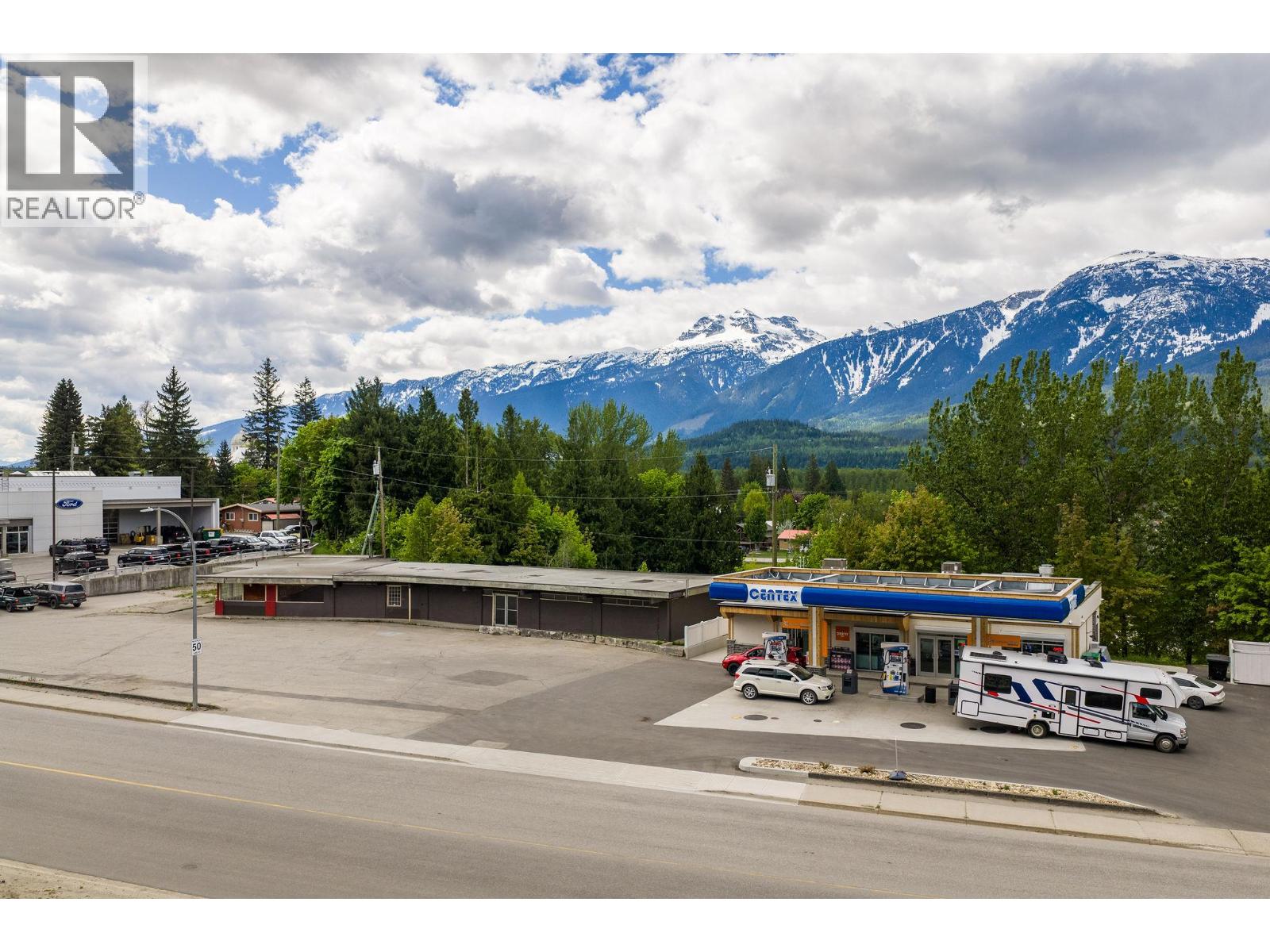 1403 Victoria Road, Revelstoke, British Columbia  V0E 2S0 - Photo 2 - 10369600