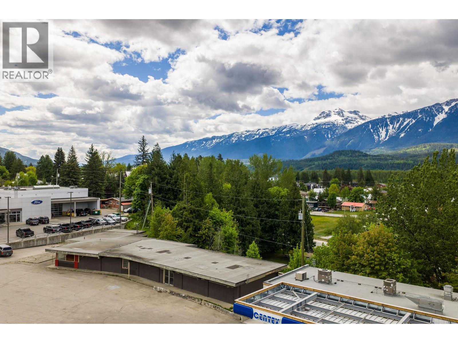 1403 Victoria Road, Revelstoke, British Columbia  V0E 2S0 - Photo 3 - 10369600