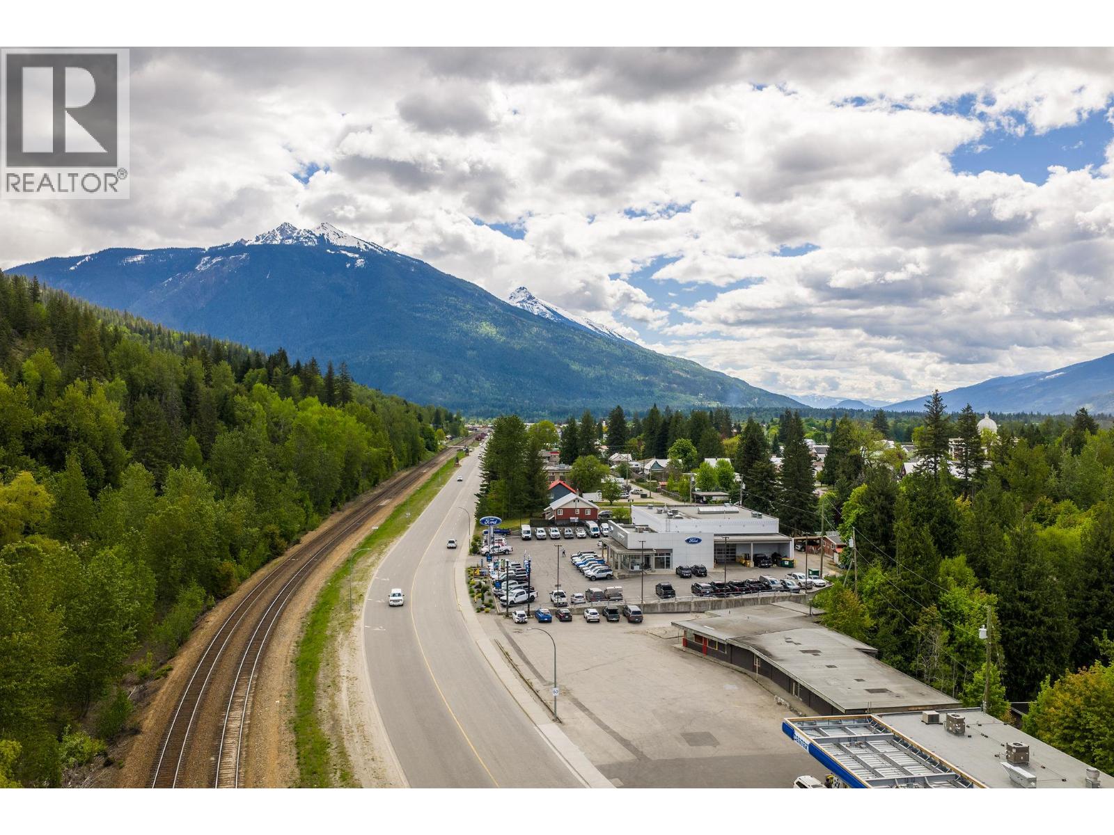 1403 Victoria Road, Revelstoke, British Columbia  V0E 2S0 - Photo 4 - 10369600