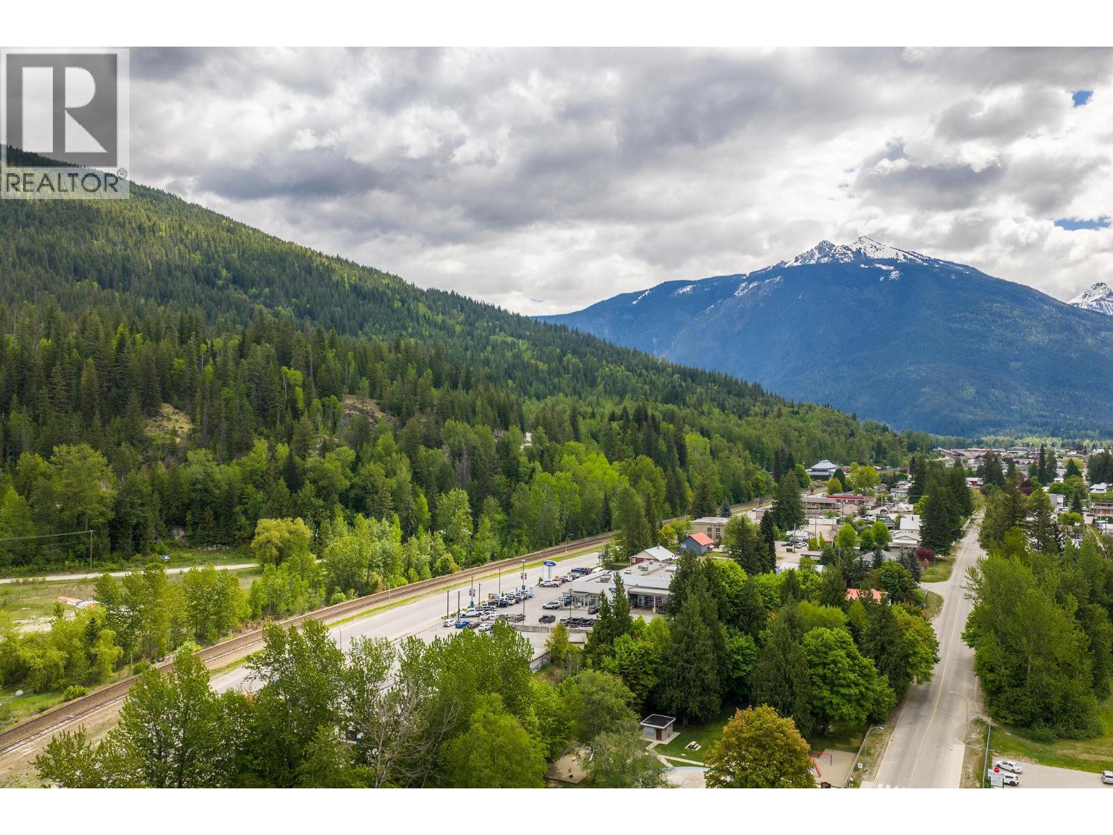 1403 Victoria Road, Revelstoke, British Columbia  V0E 2S0 - Photo 8 - 10369600