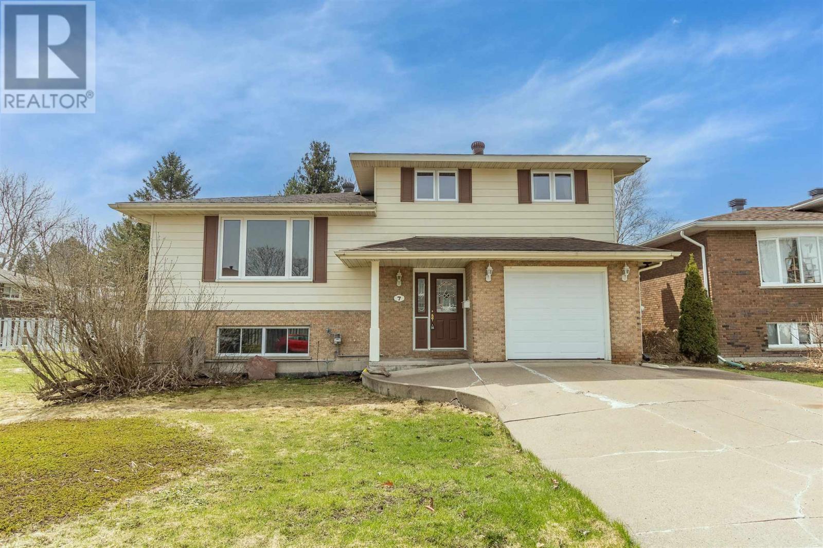 7 Golf Range Cres, Sault Ste. Marie, Ontario P6A 6A4 - Photo 2 - SM260867