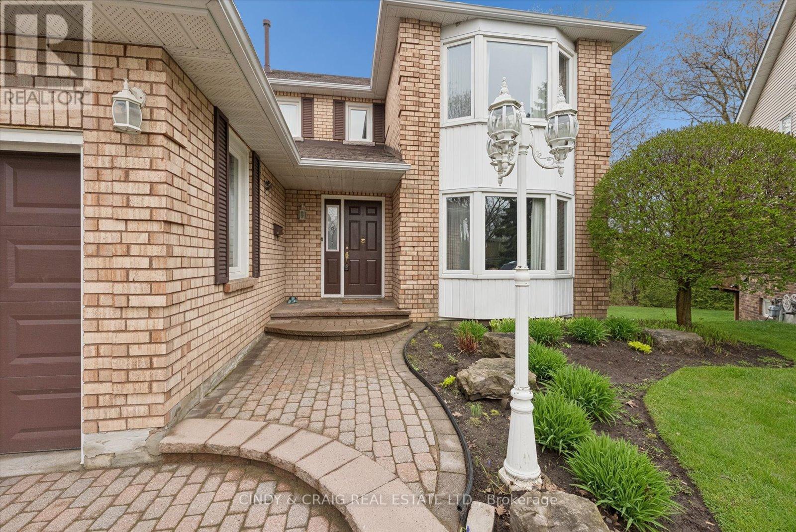 17 Mullholland Court, Clarington, Ontario  L1E 1T9 - Photo 2 - E13127994
