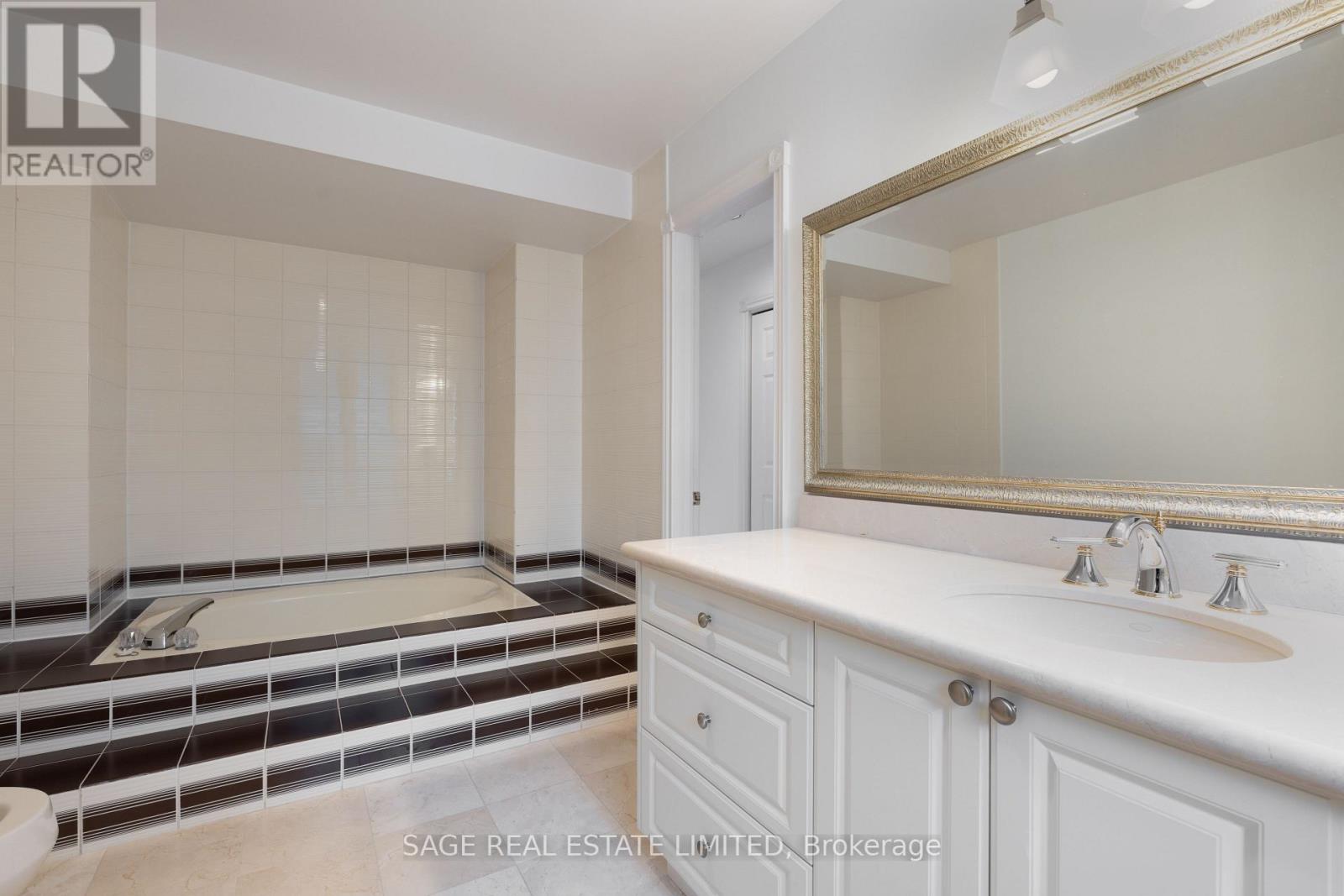 172 Burnhamthorpe Road, Toronto, Ontario  M9A 1H6 - Photo 36 - W13128116