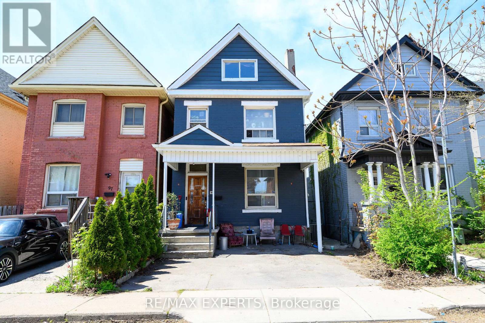 99 LEEMING STREET, Hamilton, Ontario