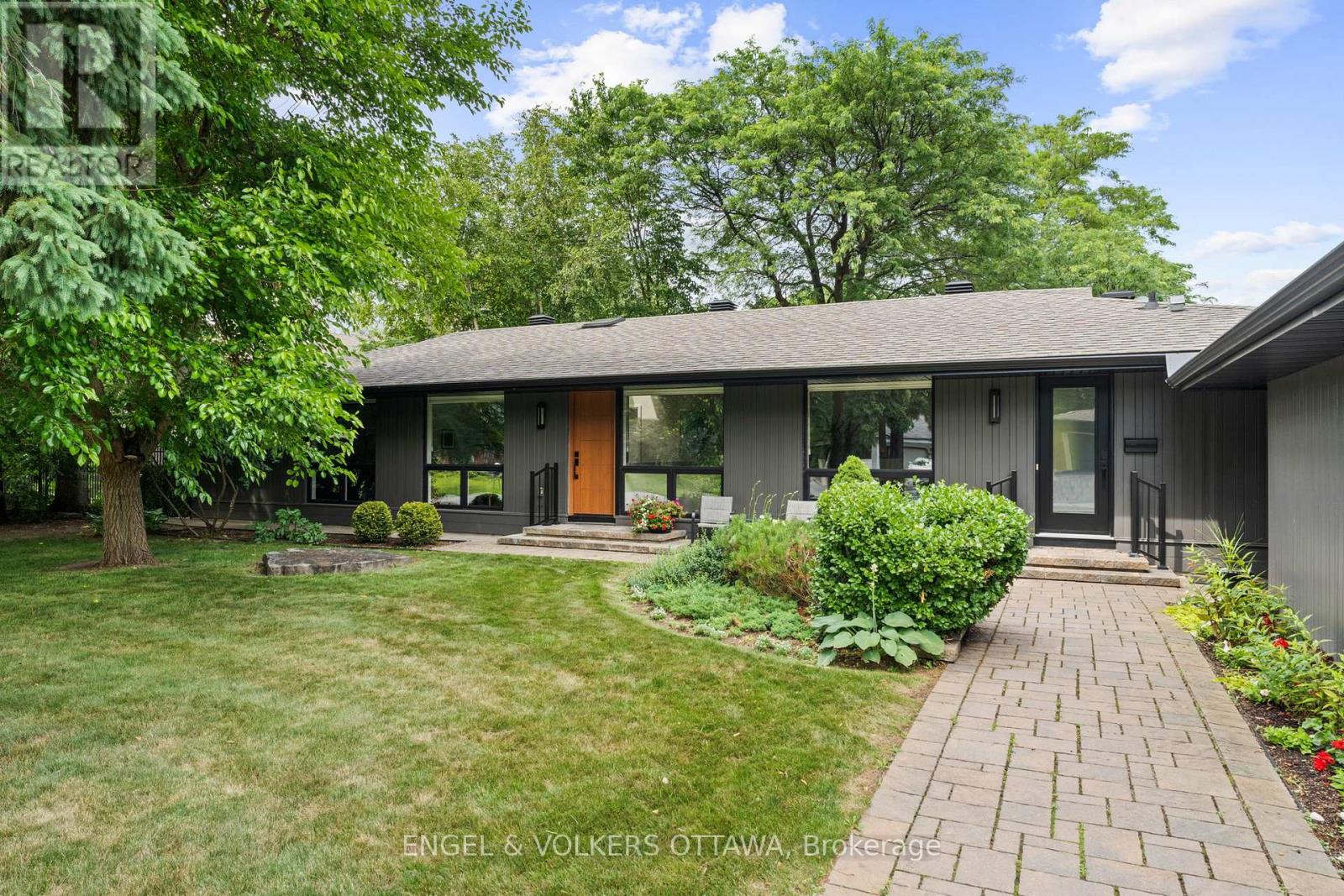 51 Lismer Crescent, Ottawa, Ontario  K2K 1A5 - Photo 2 - X13128516