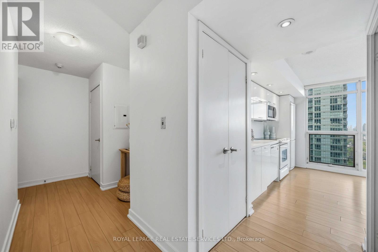 2507 - 25 Capreol Court, Toronto, Ontario  M5V 3Z7 - Photo 8 - C13128430