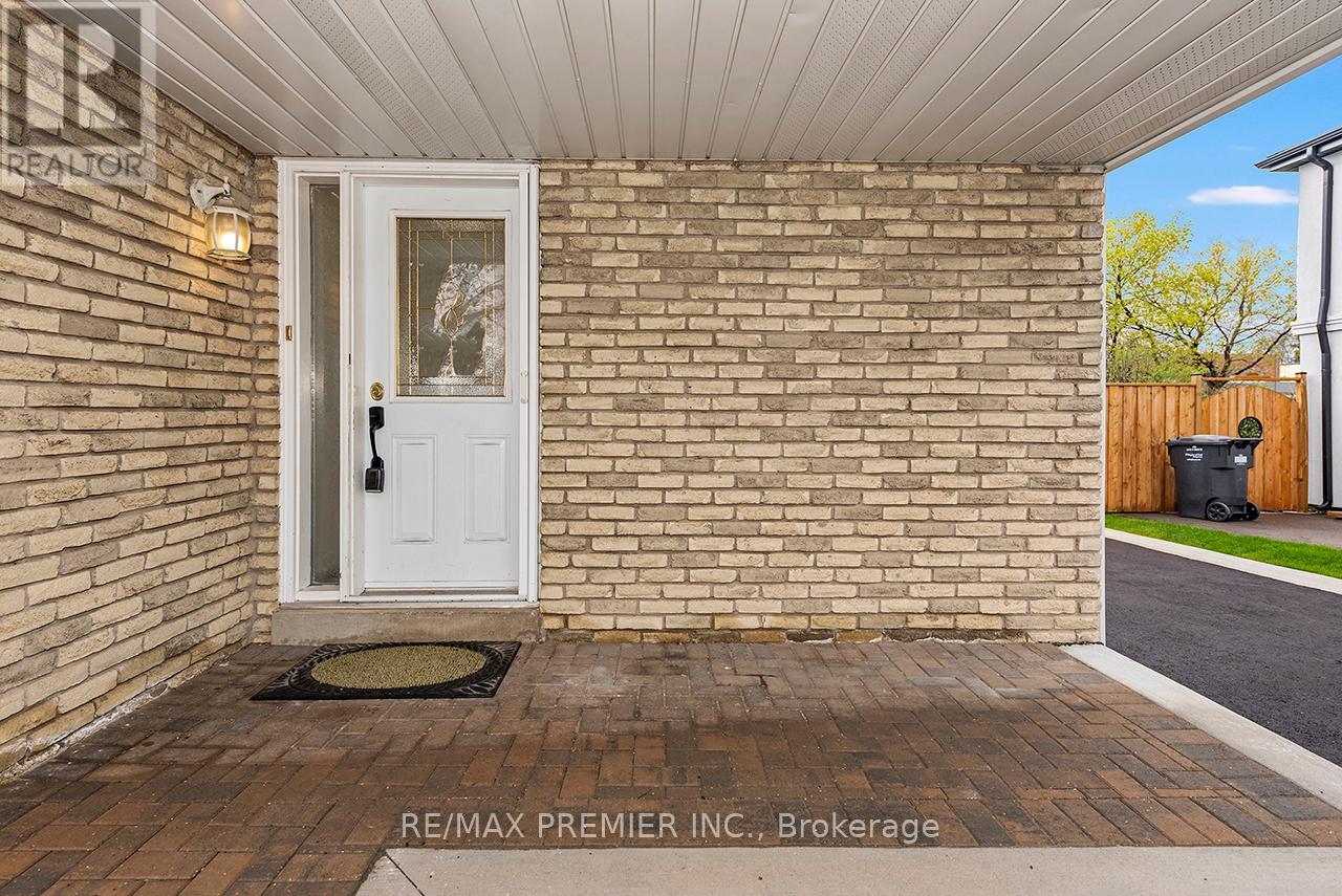 261 Leavens Court, Caledon, Ontario L7E 2A8 - Photo 4 - W13128504