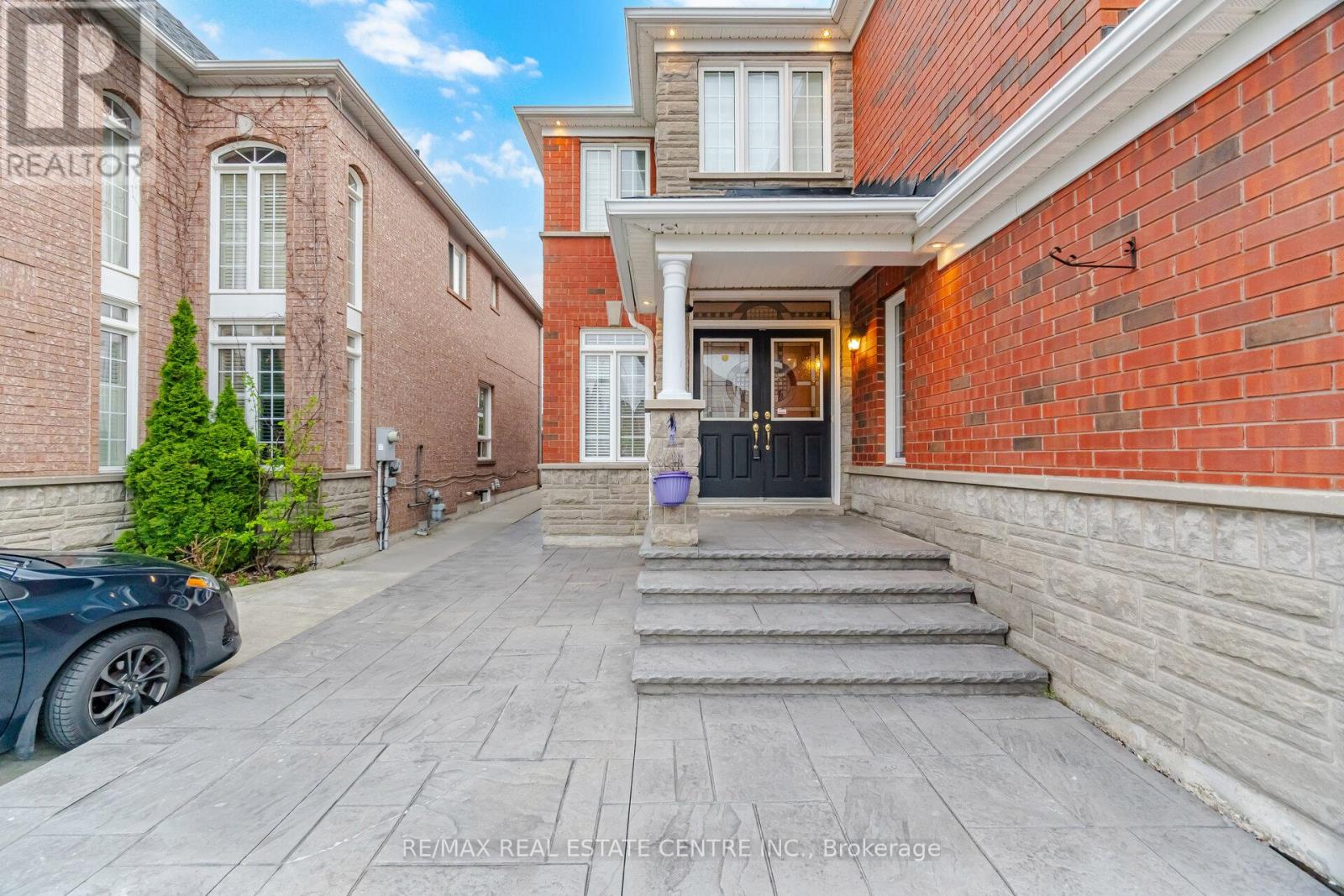 5218 Oscar Peterson Boulevard, Mississauga, Ontario  L5M 0E1 - Photo 3 - W13128522
