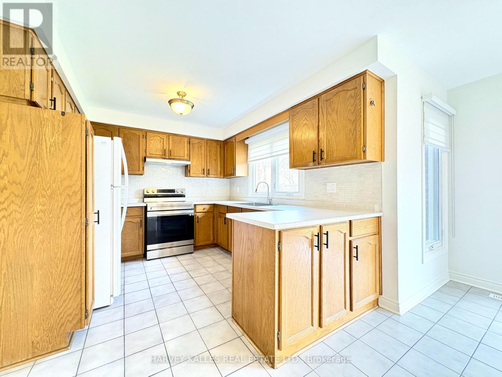 70 Amaretto Court, Vaughan, Ontario  L4L 6N1 - Photo 5 - N13128304