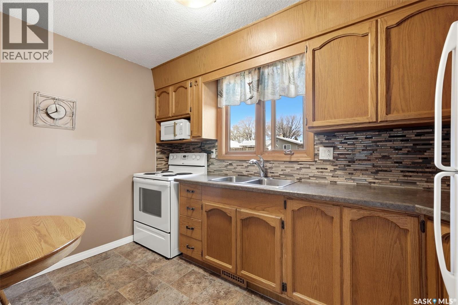 41 Spruceview Road, Regina, Saskatchewan  S4R 0E1 - Photo 9 - SK036005