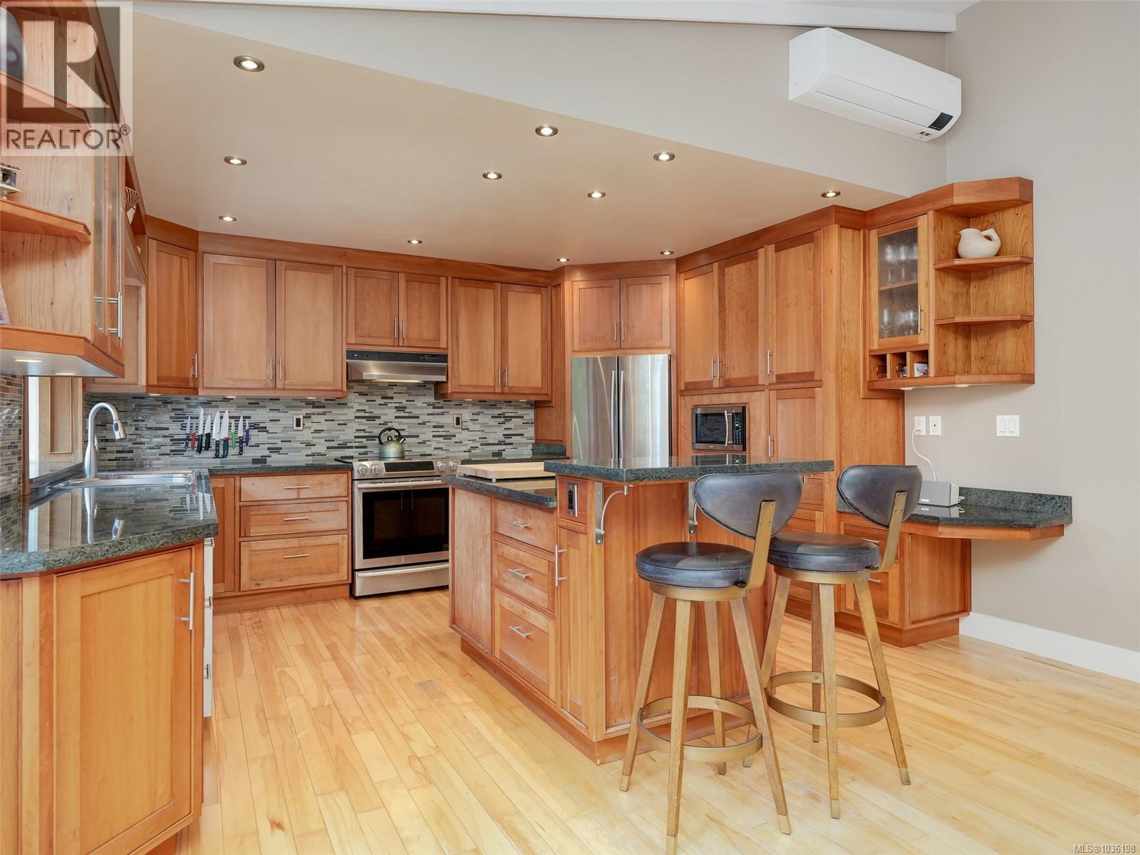 5148 Santa Clara Ave, Saanich, British Columbia  V8Y 1W4 - Photo 3 - 1036198