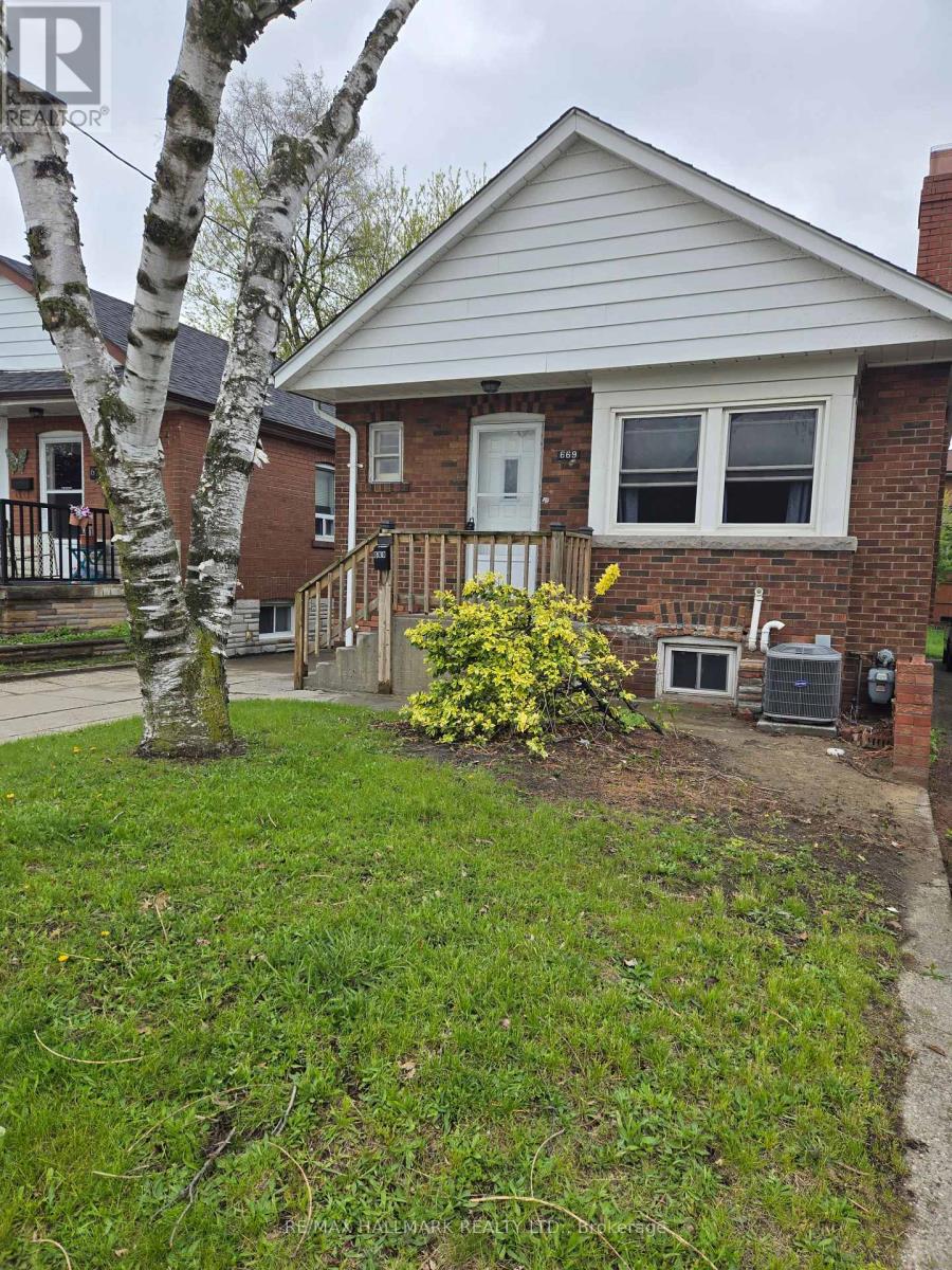 669 COSBURN AVENUE, Toronto, Ontario