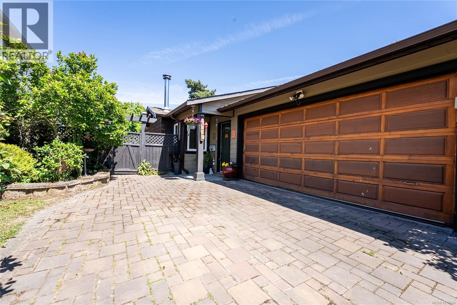 9960 Swiftsure Pl, Sidney, British Columbia  V8L 4E4 - Photo 2 - 1036844