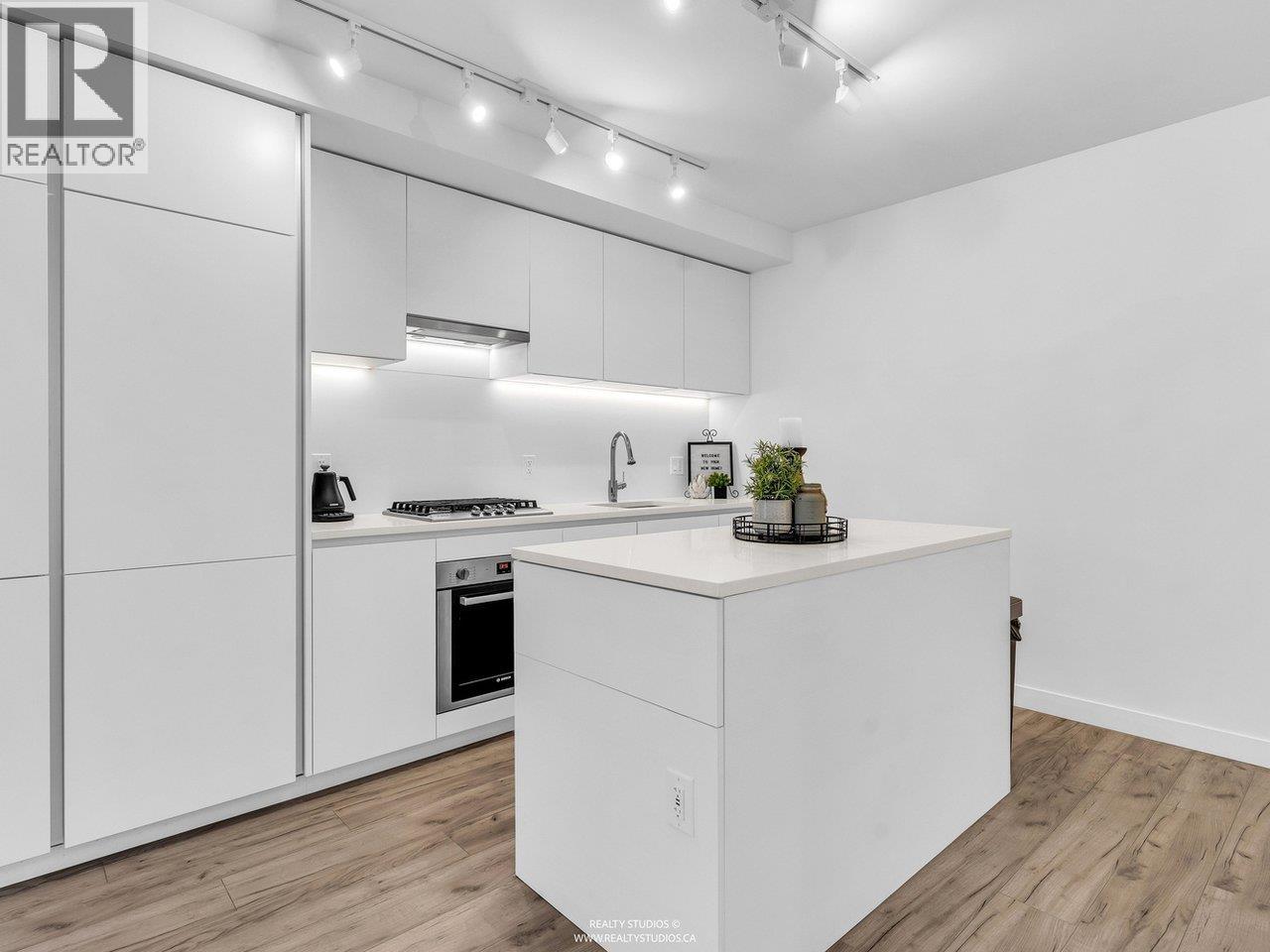 803 652 Whiting Way, Coquitlam, British Columbia  V3J 0K3 - Photo 4 - R3123712