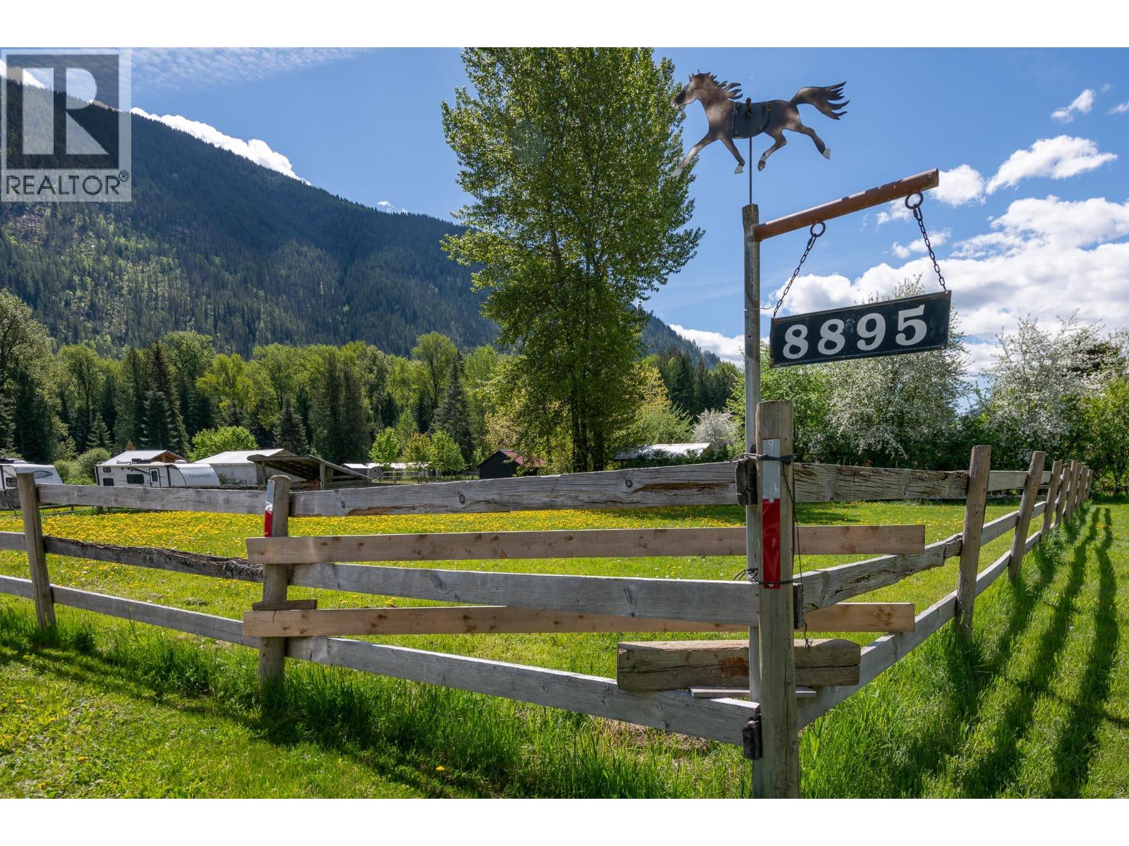8895 Highway 6 Highway, Salmo, British Columbia  V0G 1Z0 - Photo 3 - 10387103