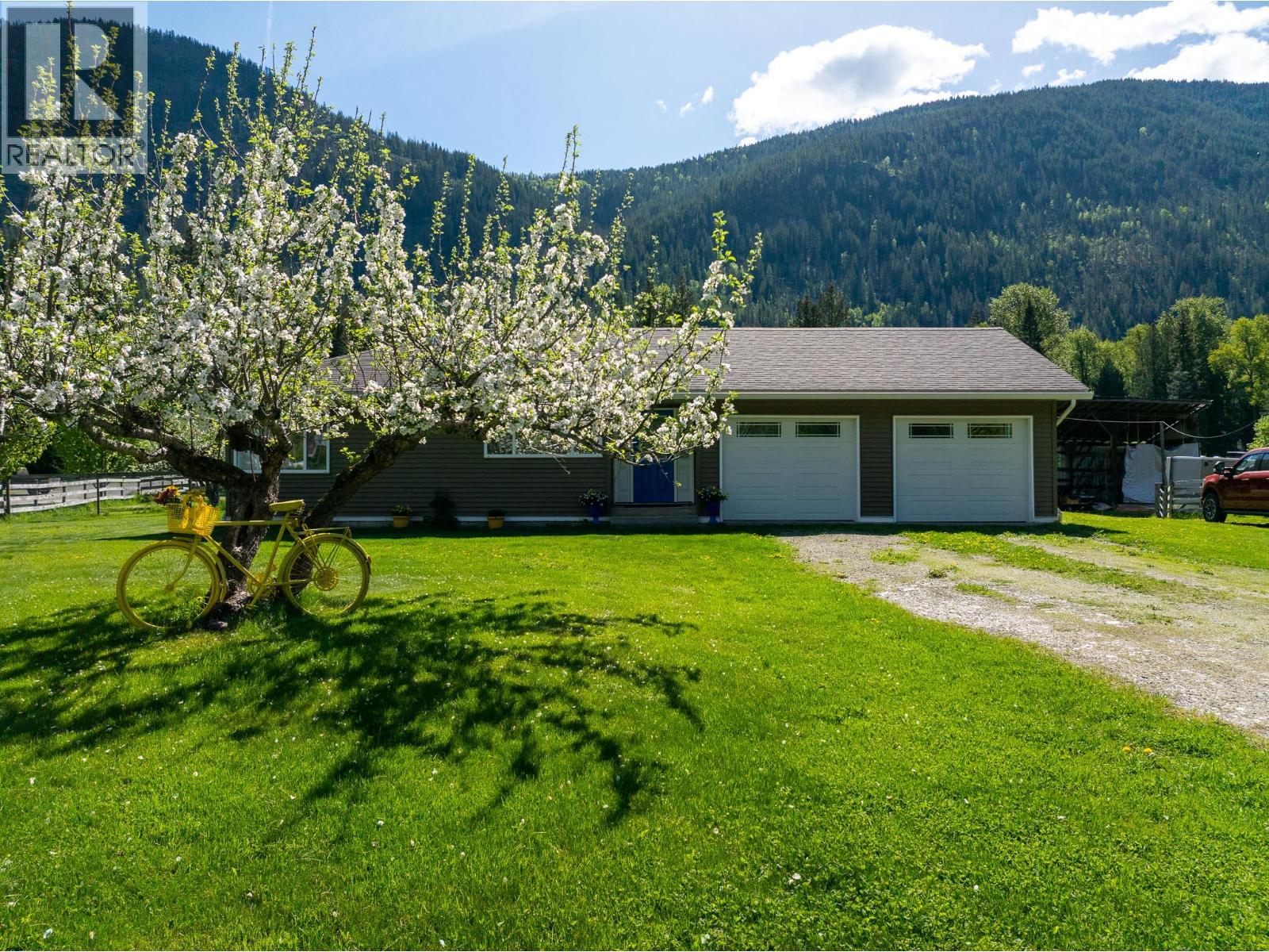 8895 Highway 6 Highway, Salmo, British Columbia  V0G 1Z0 - Photo 2 - 10387103