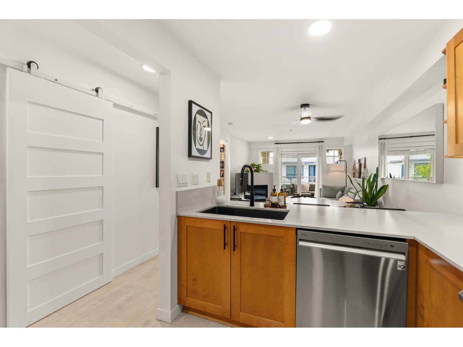212 15621 Marine Drive, White Rock, British Columbia  V4B 1E1 - Photo 12 - R3123524
