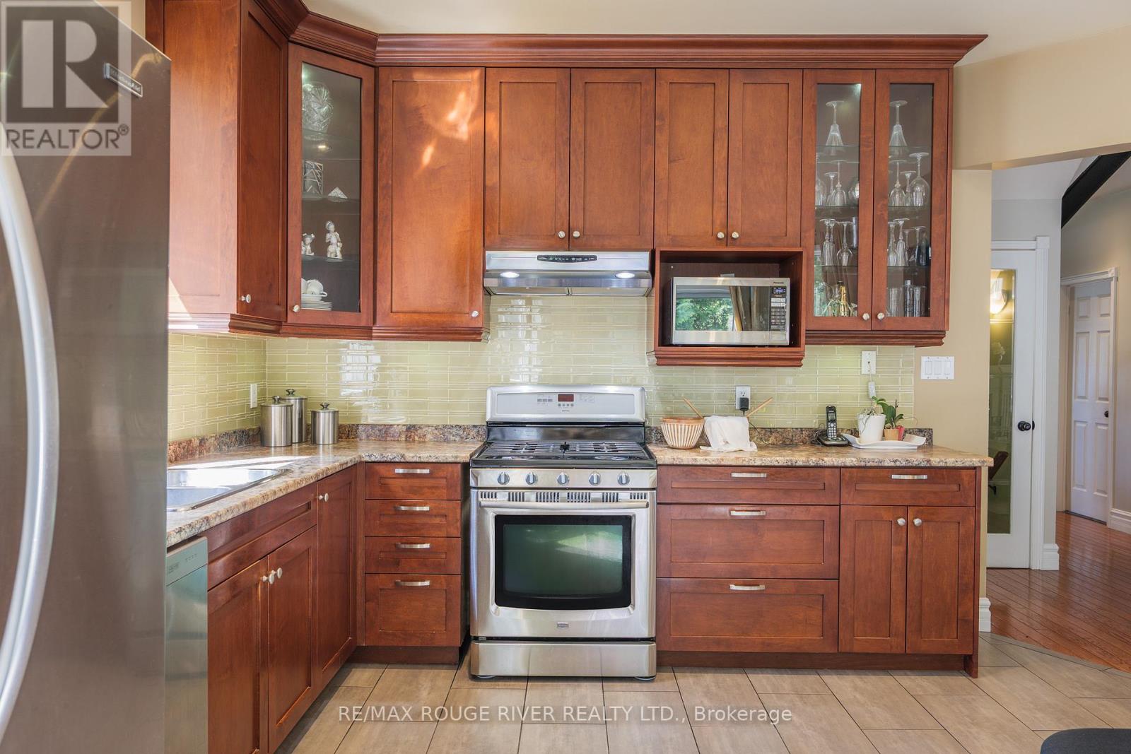 433 Woodsmere Crescent, Pickering, Ontario  L1V 7A4 - Photo 10 - E13129072