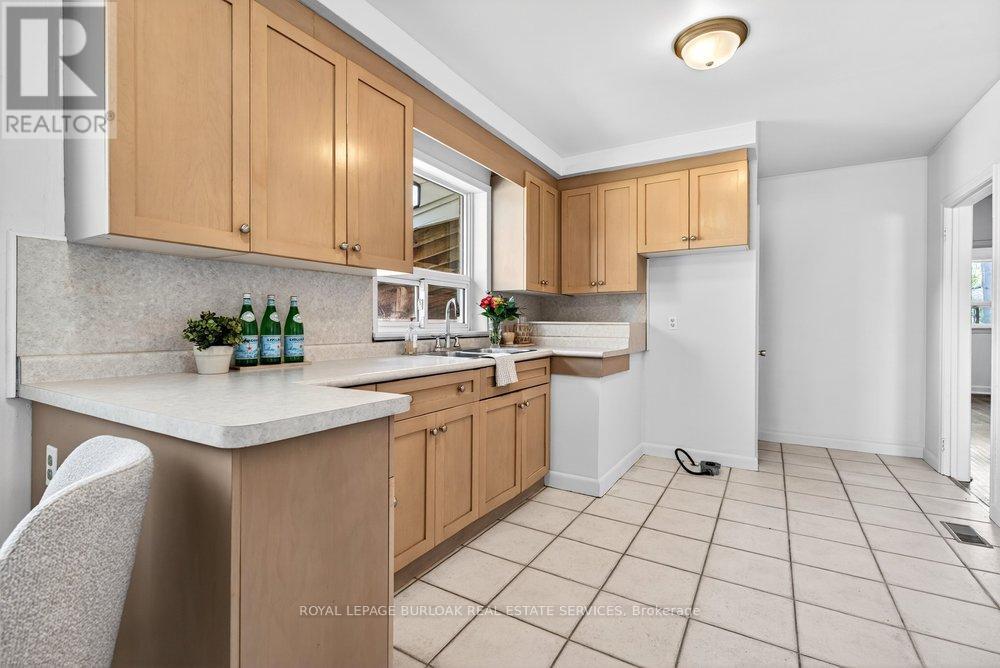 669 Drury Lane, Burlington, Ontario  L7R 2X8 - Photo 10 - W13128958
