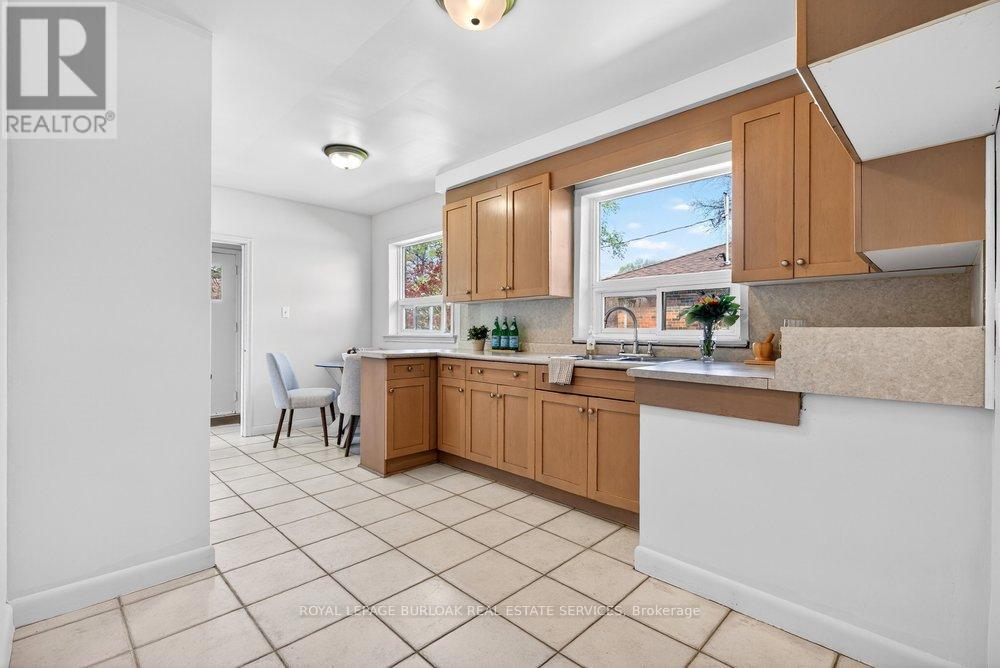 669 Drury Lane, Burlington, Ontario  L7R 2X8 - Photo 7 - W13128958