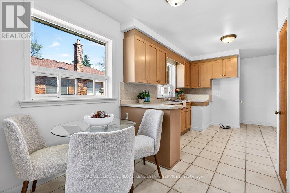 669 Drury Lane, Burlington, Ontario  L7R 2X8 - Photo 9 - W13128958
