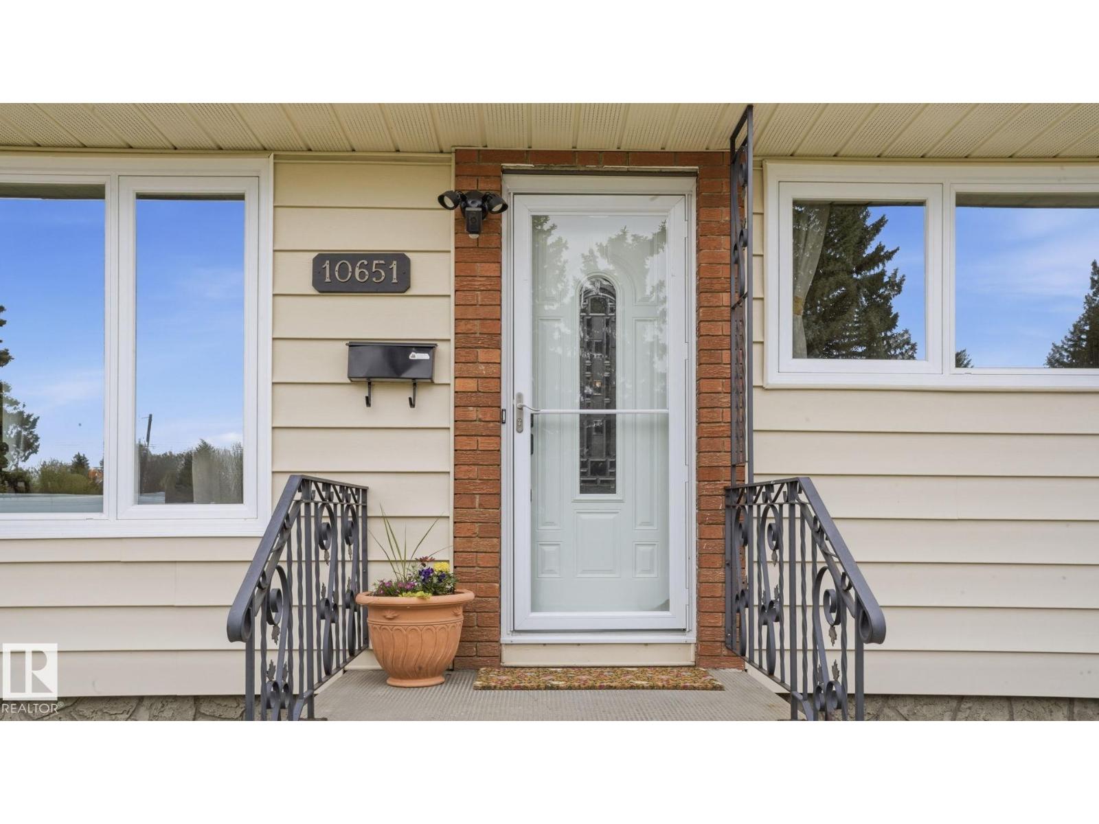 10651 61 St Nw, Edmonton, Alberta  T6A 2L4 - Photo 3 - E4487705