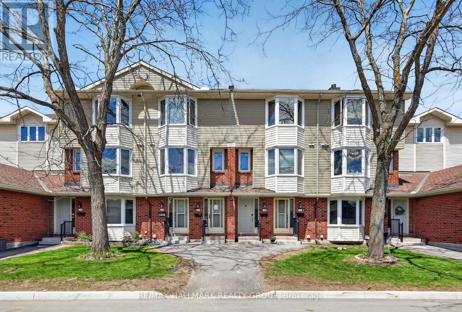 26 - 33 Haxby Private, Ottawa, Ontario  K1T 3B5 - Photo 1 - X13129192