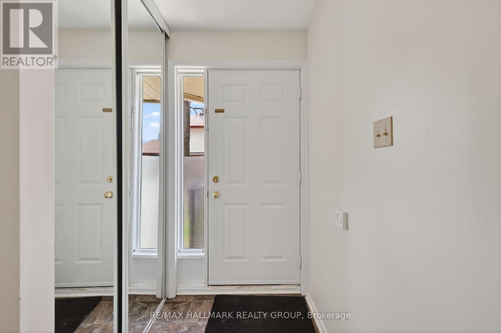 26 - 33 Haxby Private, Ottawa, Ontario  K1T 3B5 - Photo 2 - X13129192