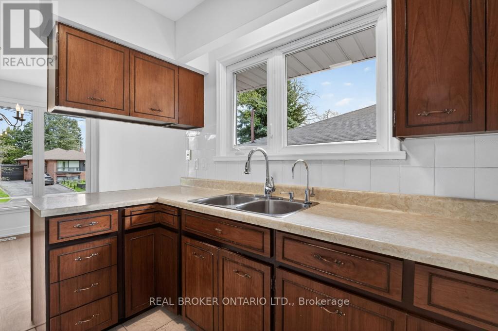 44 Mitre Place, Toronto, Ontario  M9R 3C4 - Photo 17 - W13128420