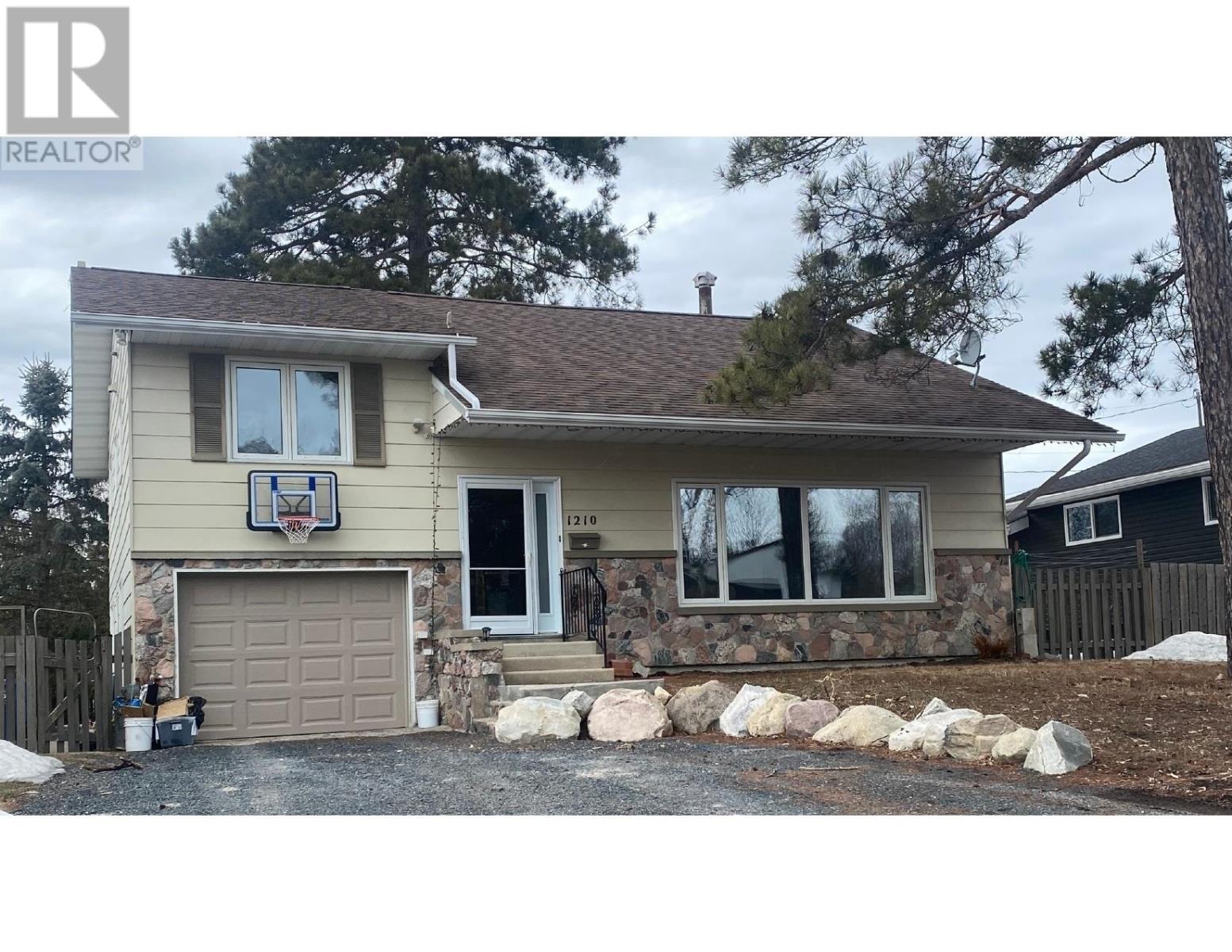 1210 Minto Avenue, Kenora, Ontario