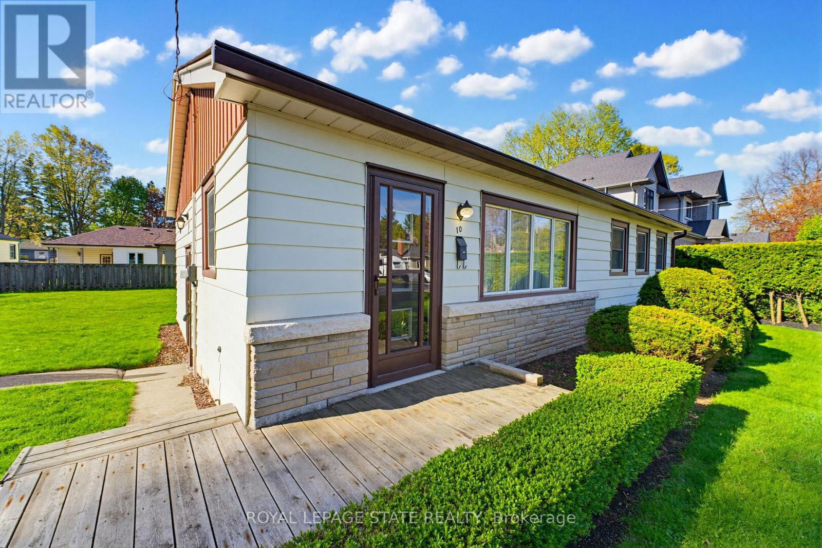 10 Oakley Court, Hamilton, Ontario  L9G 1T5 - Photo 4 - X13129318