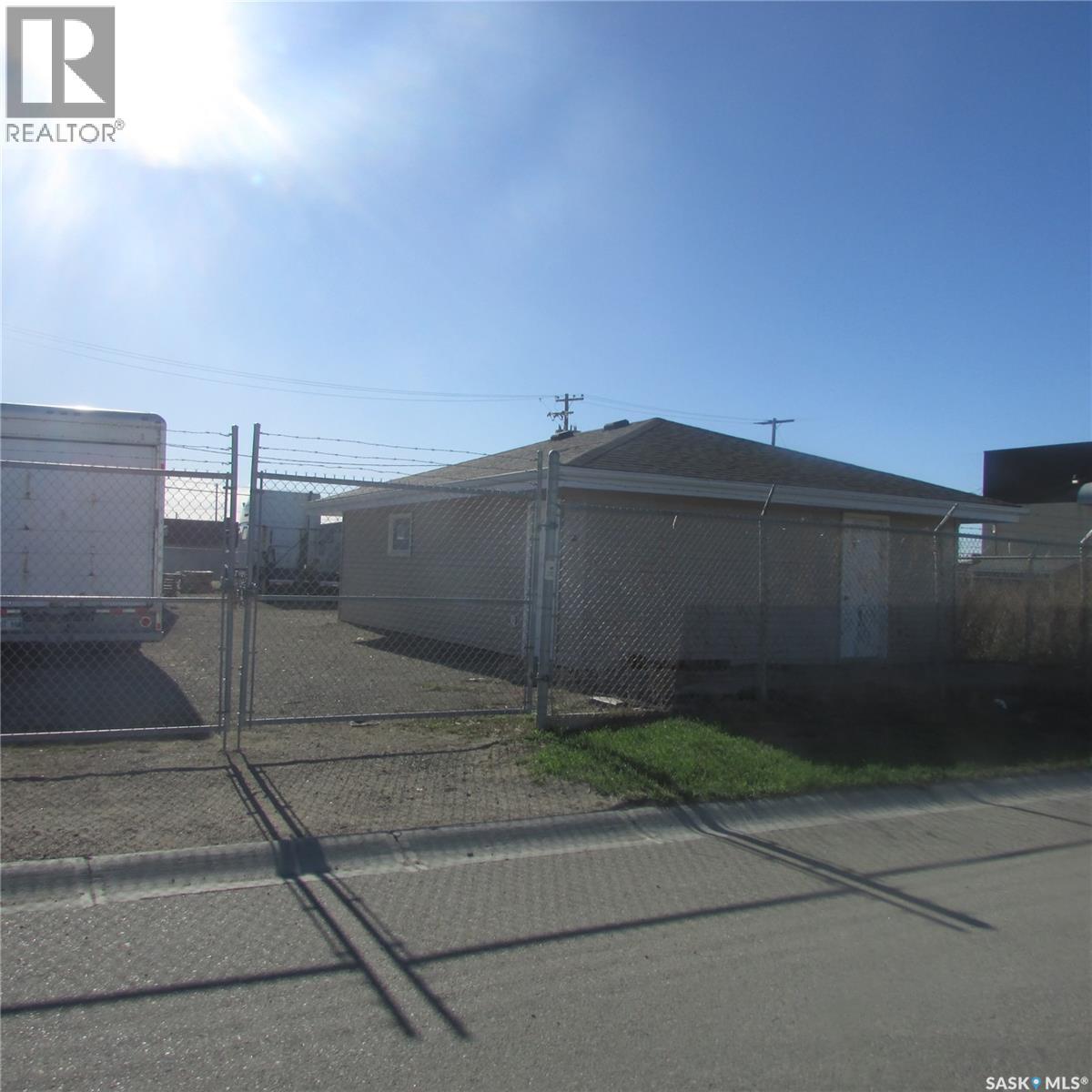 1841 Mcdonald Street, Regina, Saskatchewan  S4N 7A2 - Photo 2 - SK036030