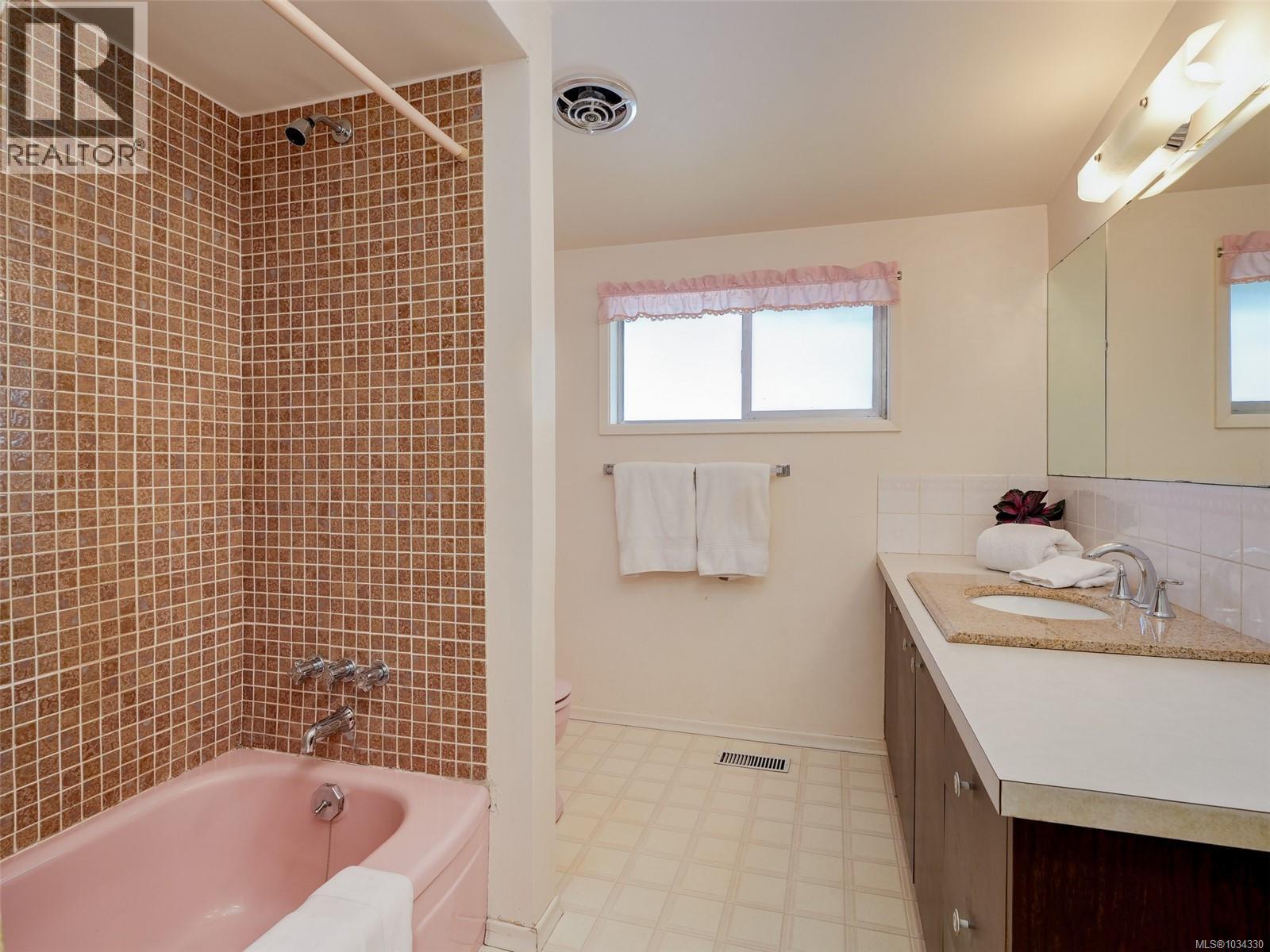 2041 Ferndale Rd, Saanich, British Columbia  V8N 2Y5 - Photo 10 - 1034330