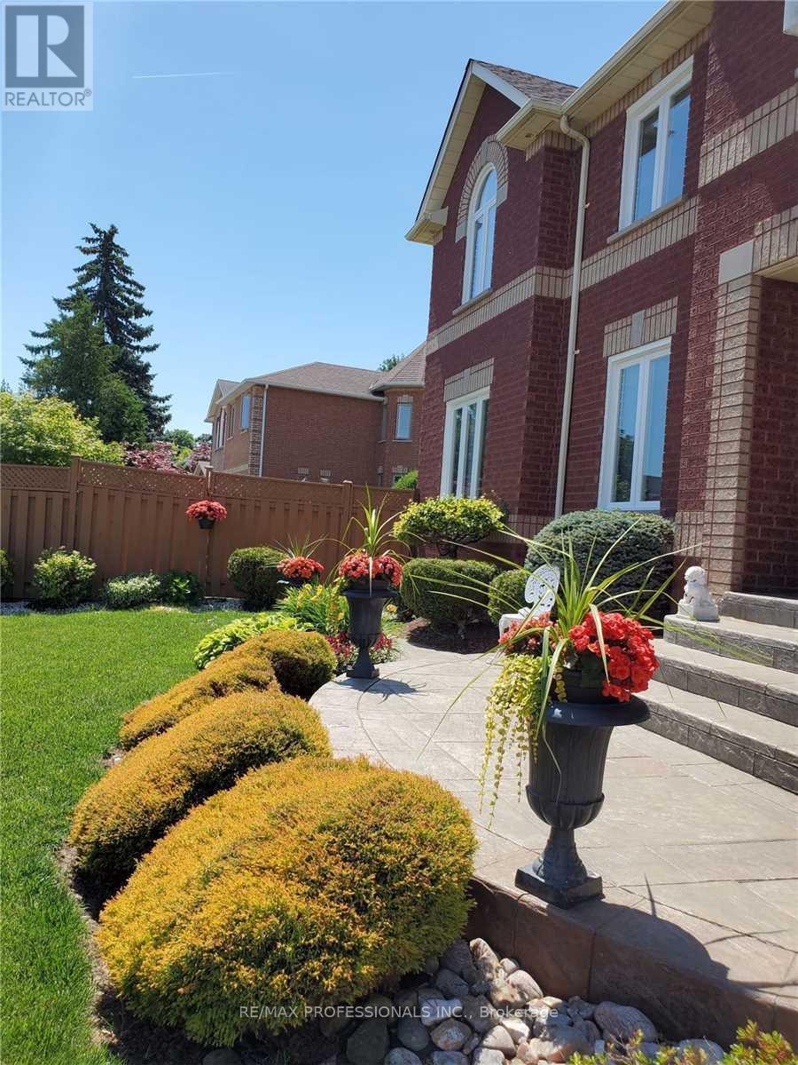 2078 Perran Drive, Mississauga, Ontario  L5K 2R5 - Photo 2 - W13129382