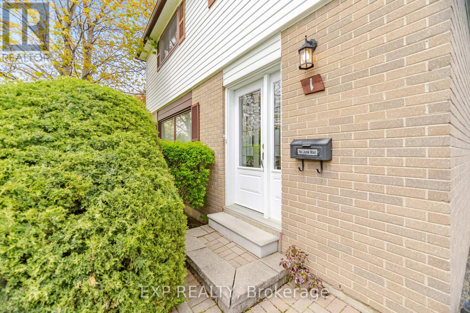 1 Flavian Crescent, Brampton, Ontario  L6T 3P2 - Photo 4 - W13129430
