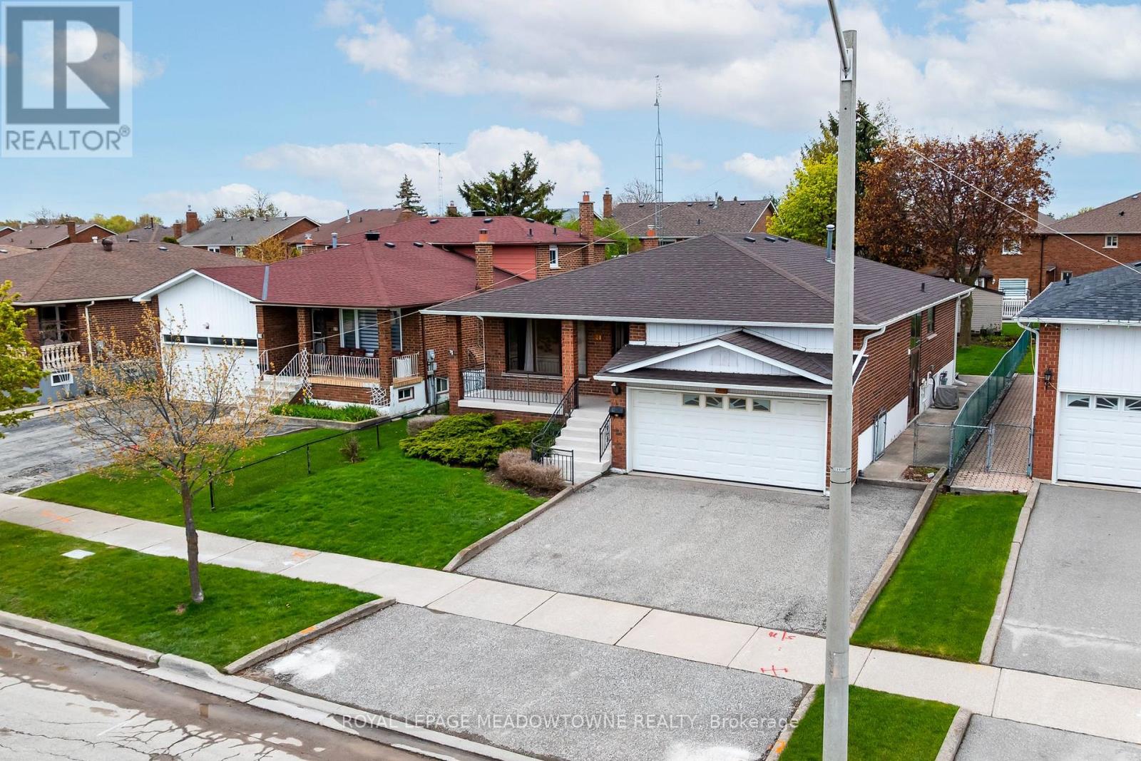 21 Leander Street, Brampton, Ontario  L6S 3M3 - Photo 2 - W13129446