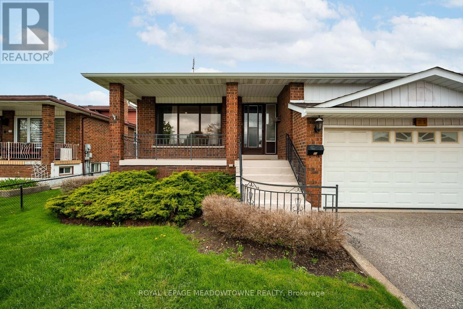21 Leander Street, Brampton, Ontario  L6S 3M3 - Photo 3 - W13129446